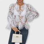 Bodil - Hvit asymmetrisk bluse med blonder