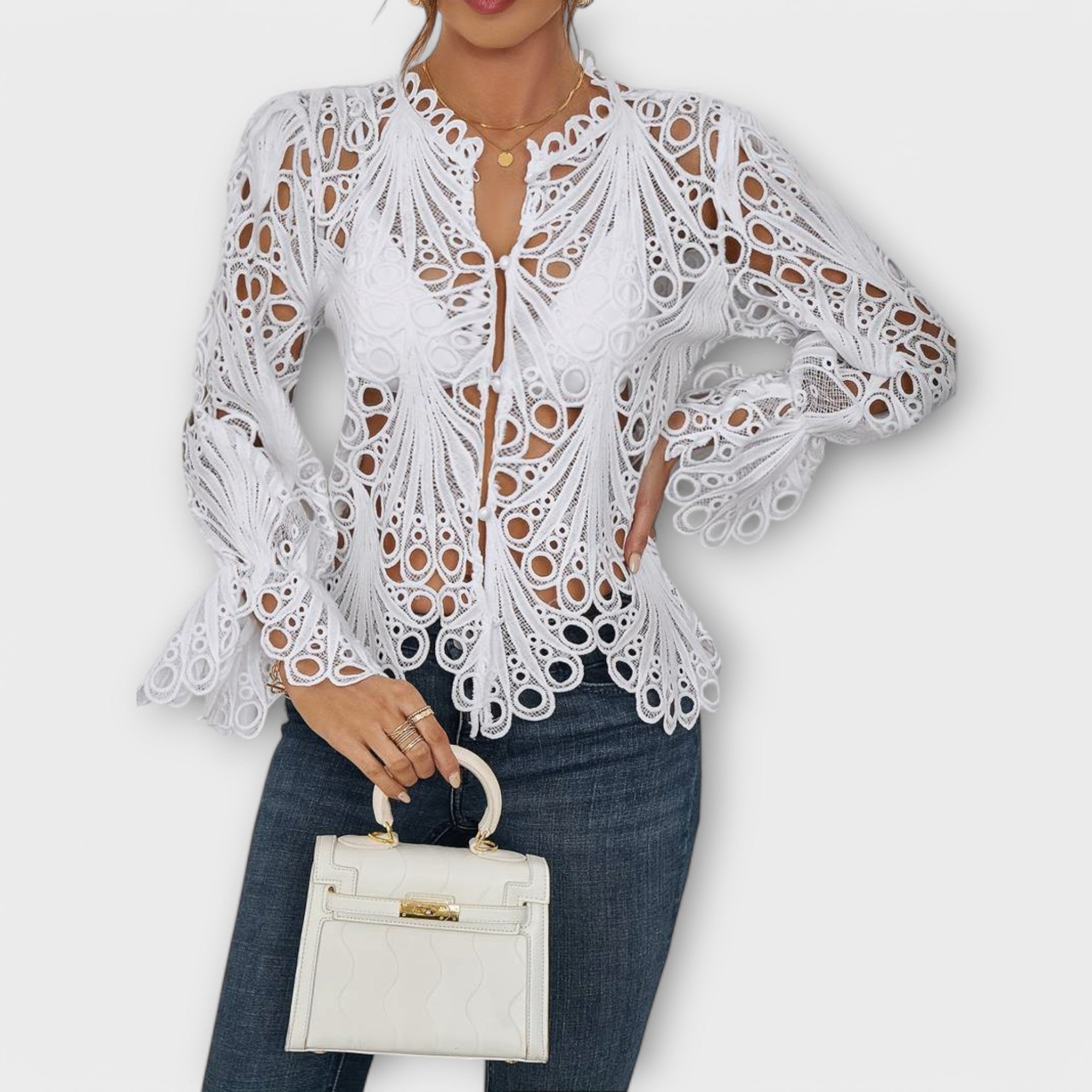Bodil - Hvit asymmetrisk bluse med blonder