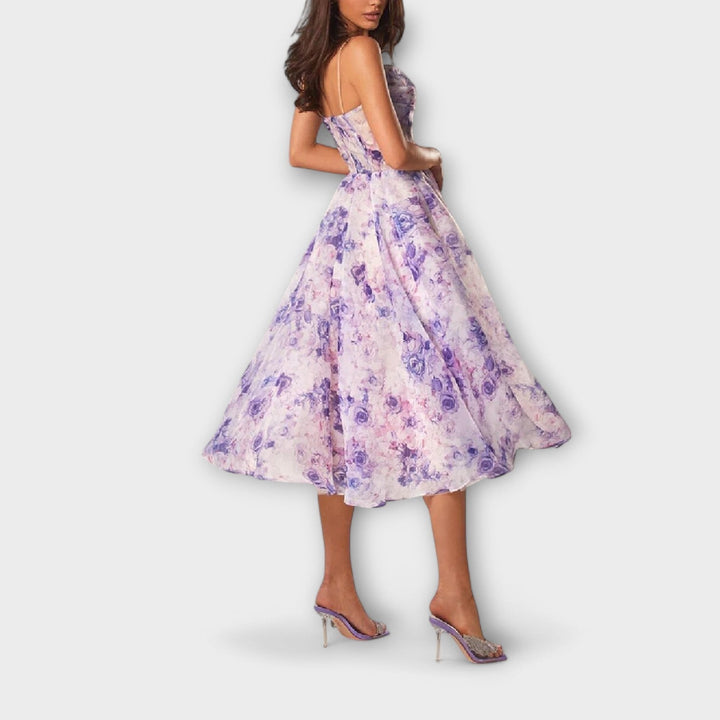 Ottilie - Elegant chiffongkjole i kne lengde med lilla blomstermønster