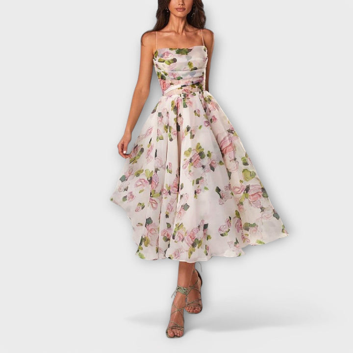 Ottilie - Elegant chiffongkjole i kne lengde med lilla blomstermønster