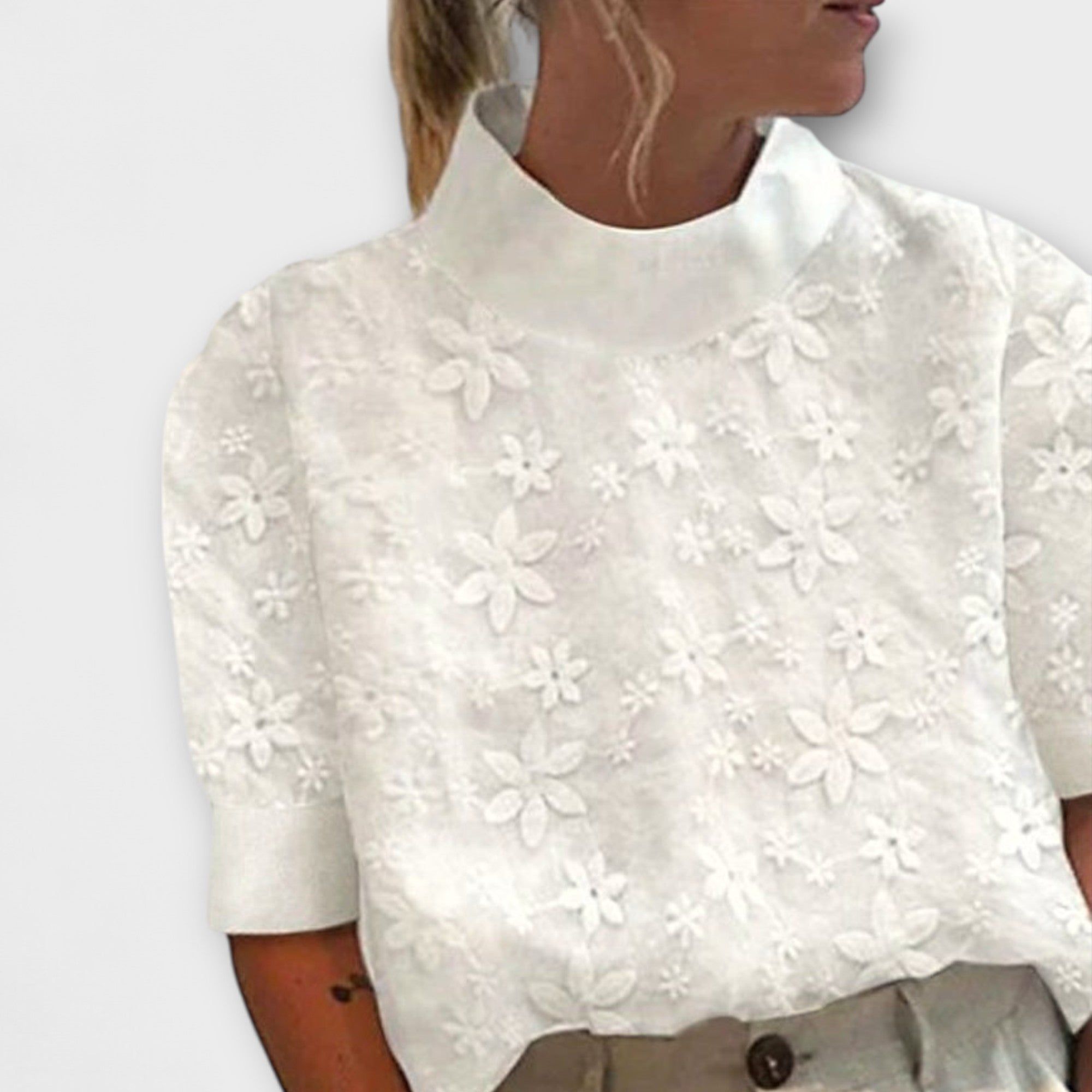 Åse - Hvit bluse med broderi og ståkrage