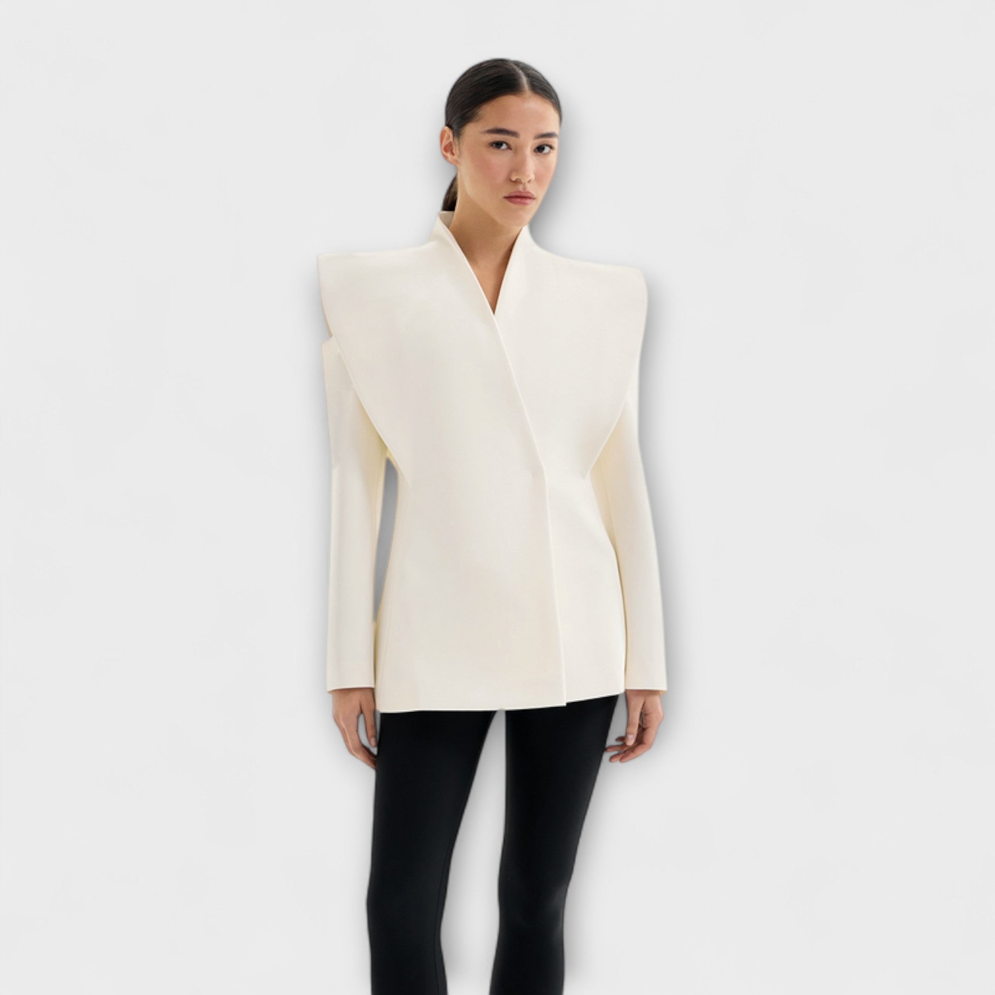 Emma - Kremfarget skulpturell skulderblazer