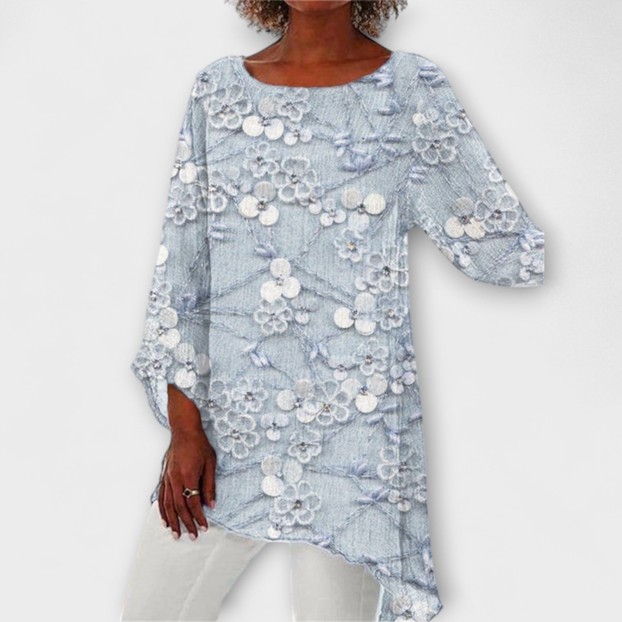 Ingunn - Beige Bluse med blomsterinspirert krystallmønster
