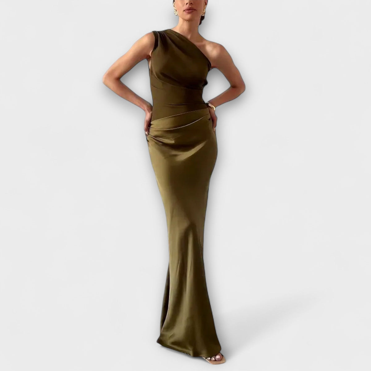 Petra - Elegant brunt én-skuldret plissert lang kjole