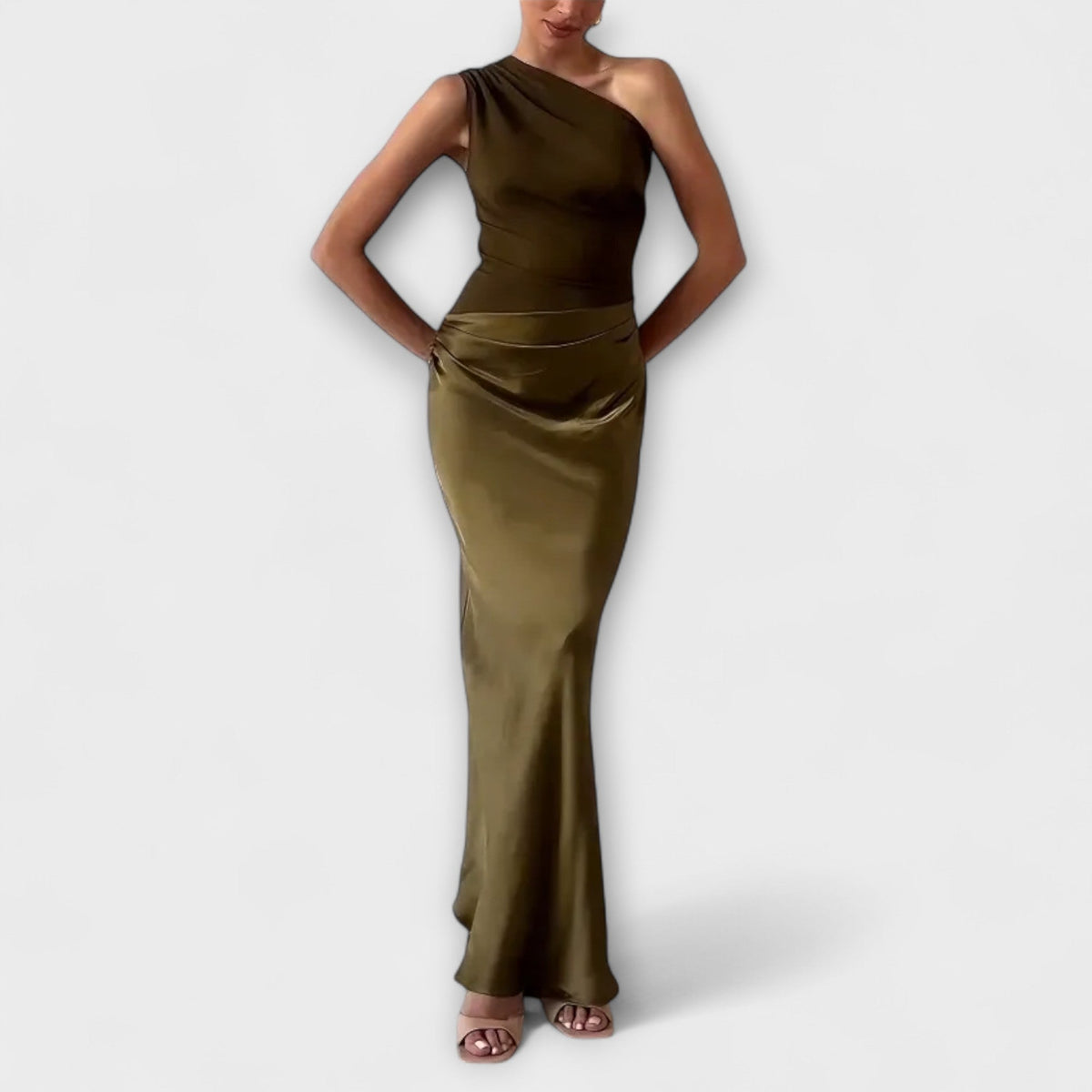 Petra - Elegant brunt én-skuldret plissert lang kjole