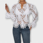 Bodil - Hvit asymmetrisk bluse med blonder