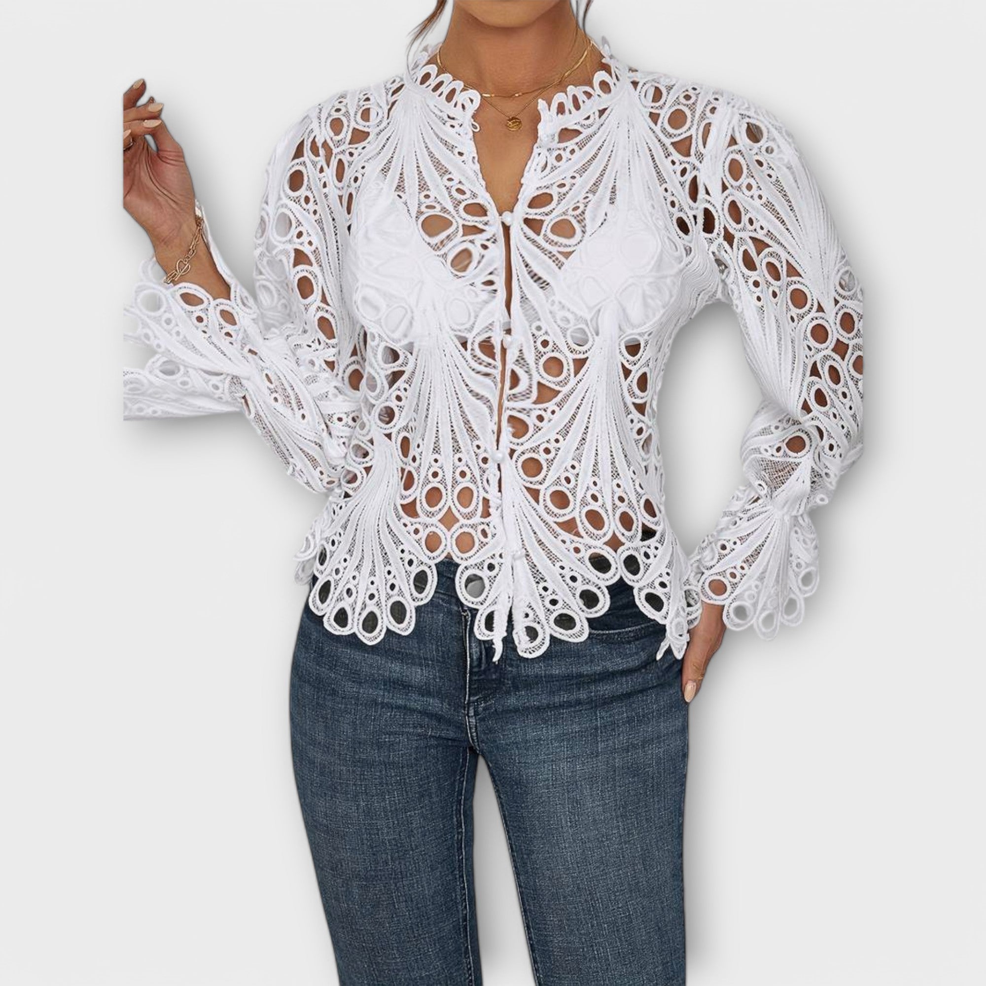 Bodil - Hvit asymmetrisk bluse med blonder