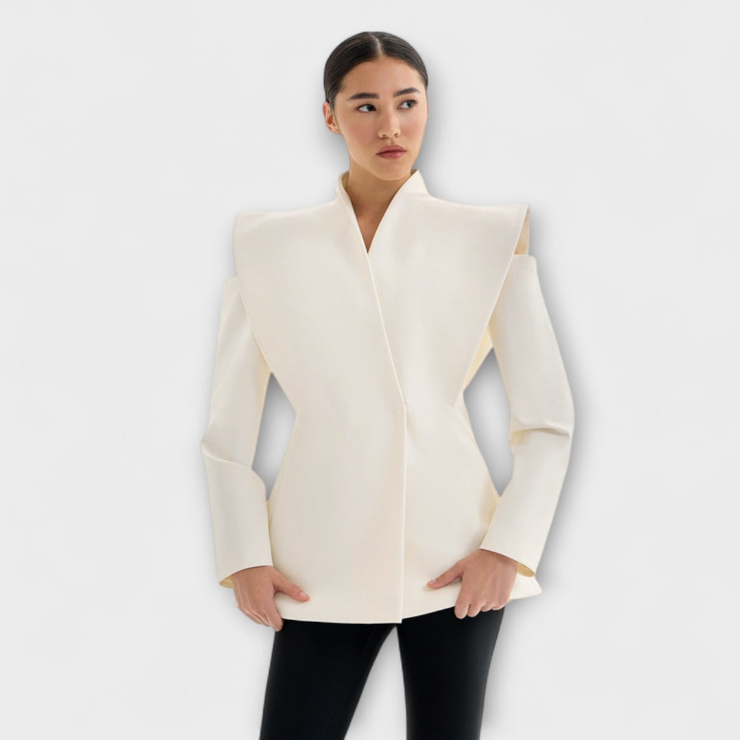 Emma - Kremfarget skulpturell skulderblazer
