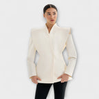 Emma - Kremfarget skulpturell skulderblazer