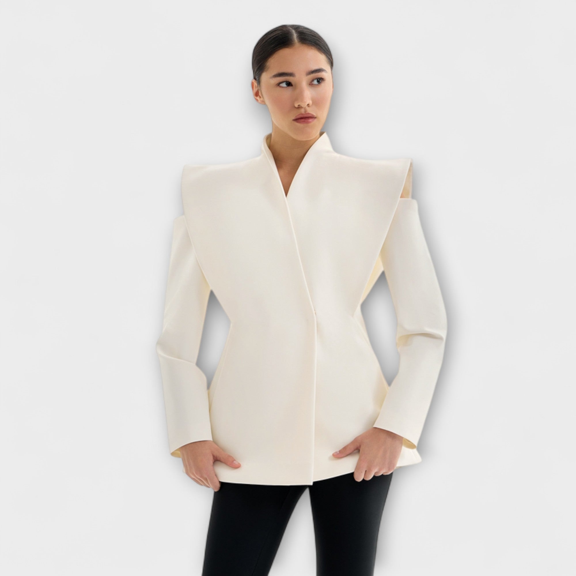 Emma - Kremfarget skulpturell skulderblazer
