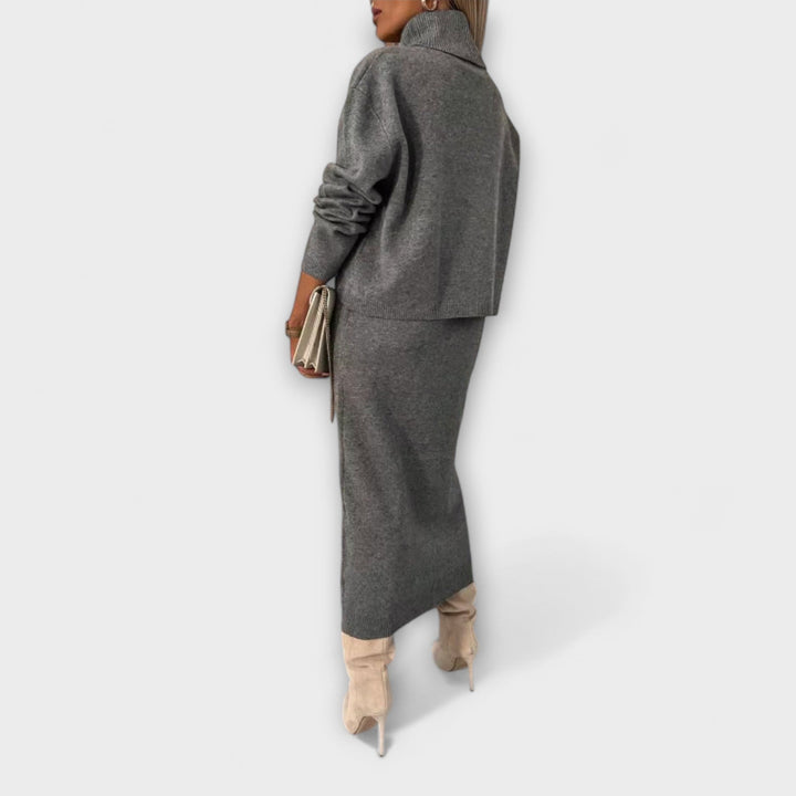 Gerd – Grå kjole med matchende turtleneck-sett