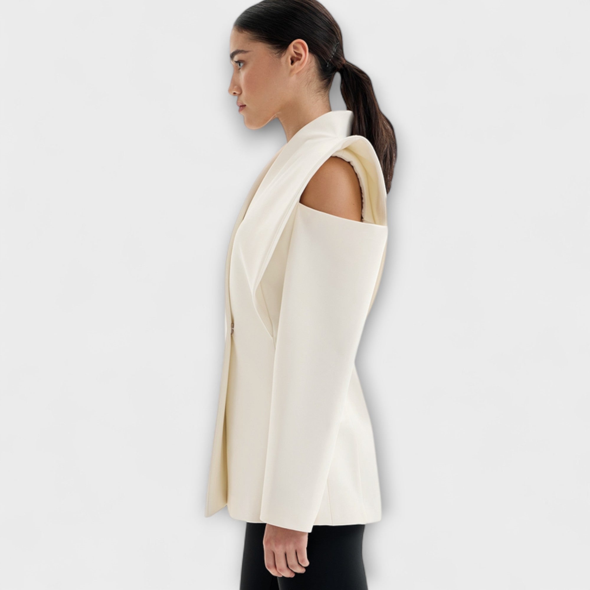 Emma - Kremfarget skulpturell skulderblazer
