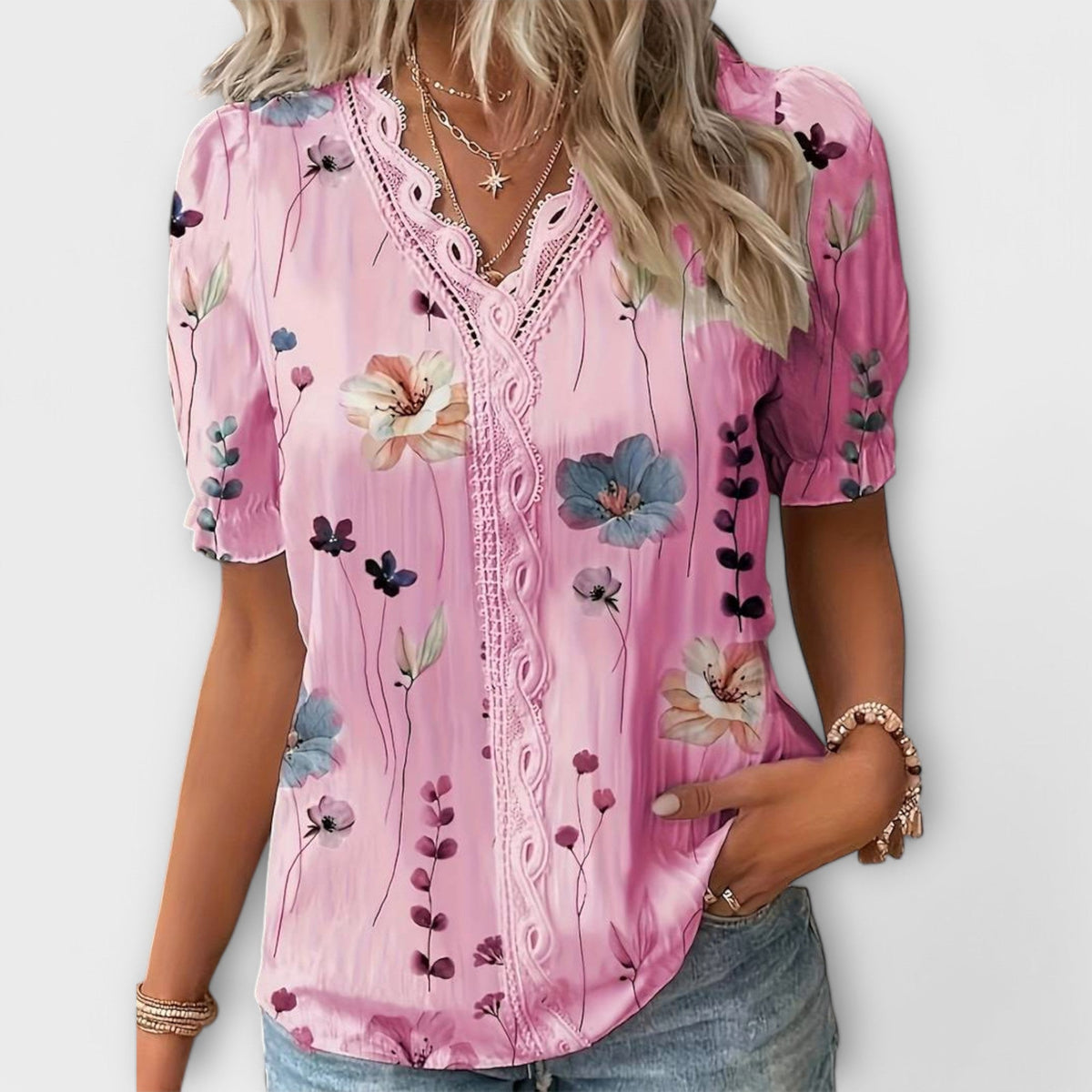 Solfrid - Rosa Bluse med blomstermønster og Blonder