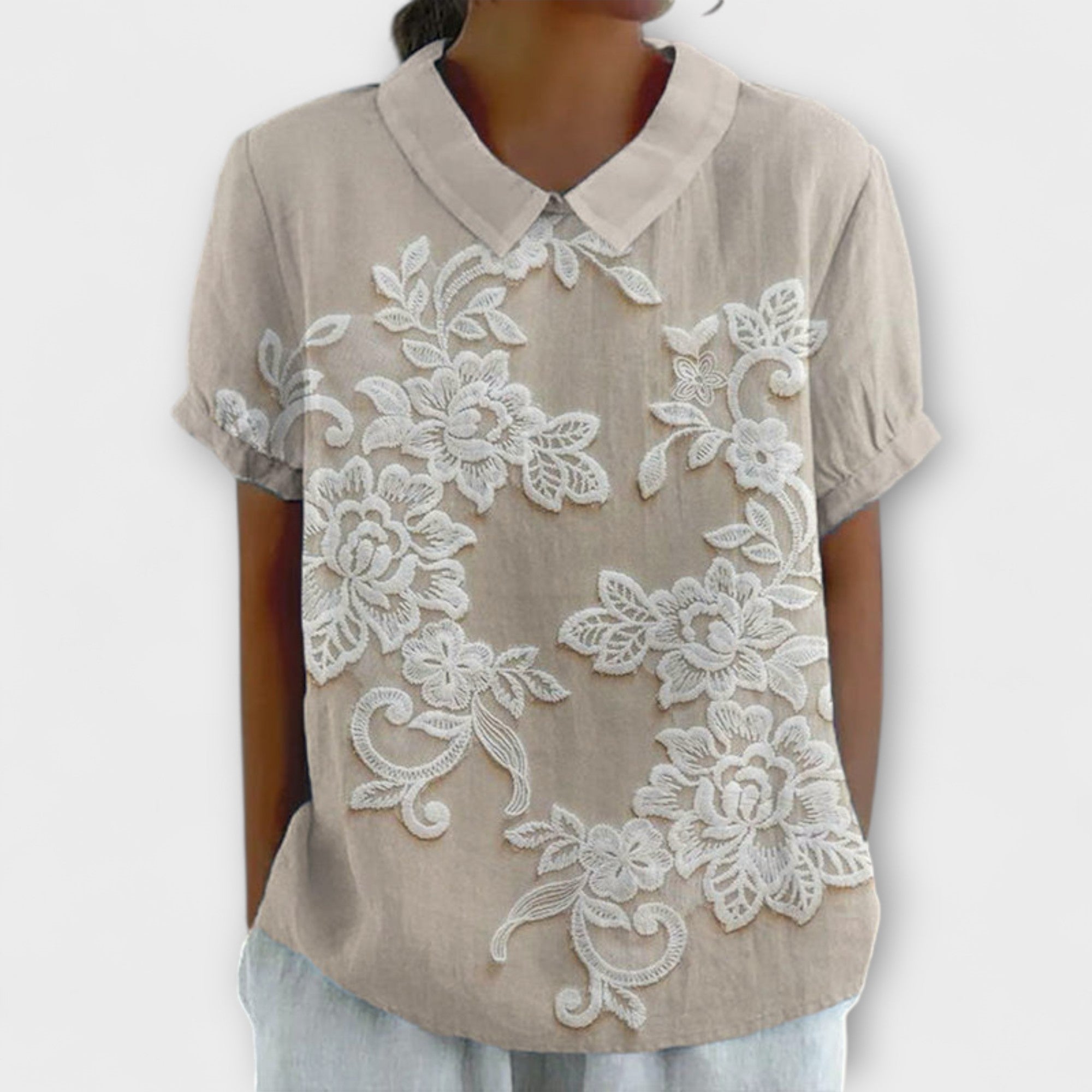 Bjørg - Hvit Skjorte med nostalgisk blonde
