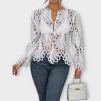 Bodil - Hvit asymmetrisk bluse med blonder