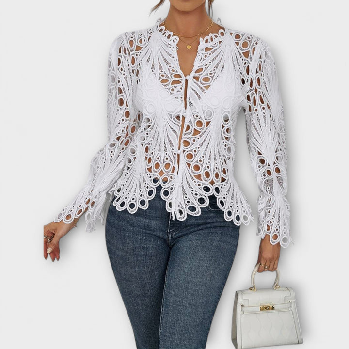 Bodil - Hvit asymmetrisk bluse med blonder