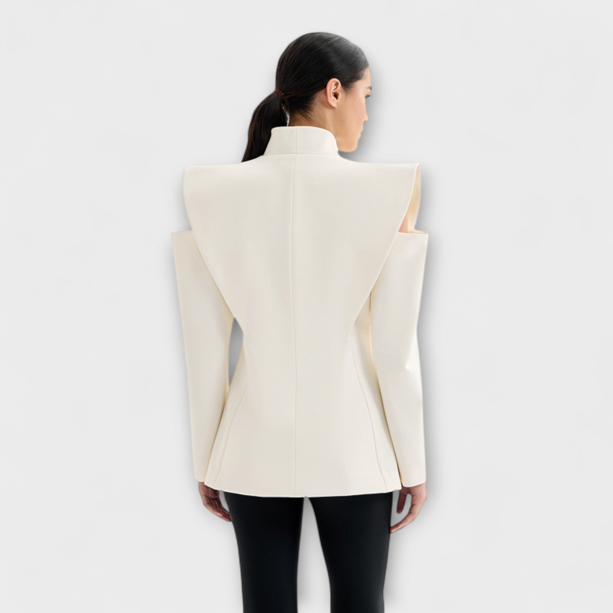 Emma - Kremfarget skulpturell skulderblazer