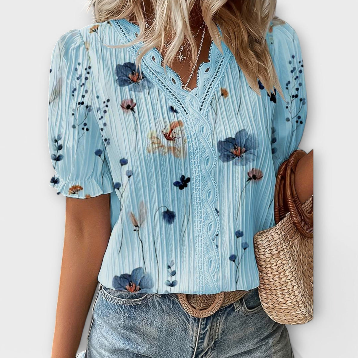 Solfrid - Rosa Bluse med blomstermønster og Blonder