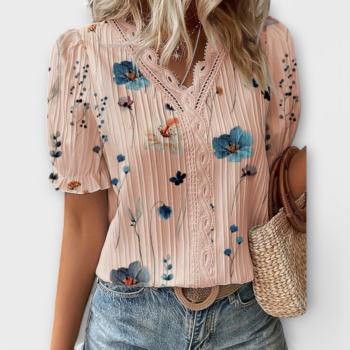 Solfrid - Rosa Bluse med blomstermønster og Blonder