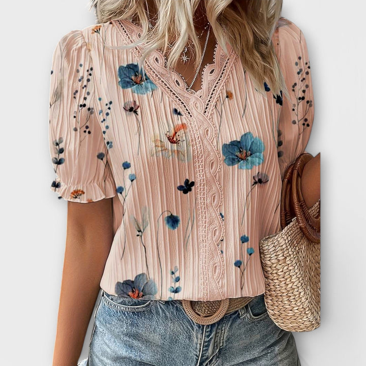 Solfrid - Rosa bluse med blomstermønster og blonder
