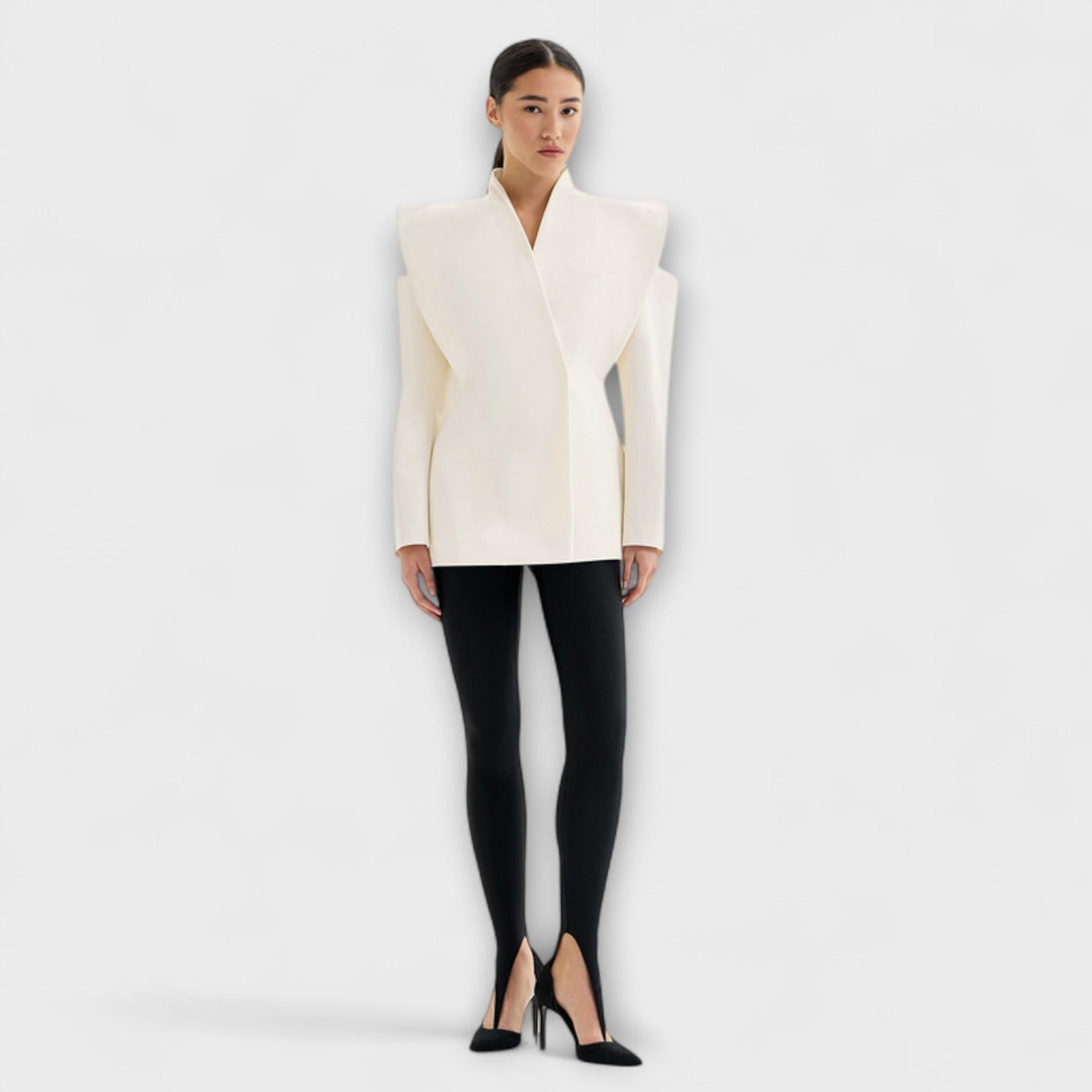 Emma - Kremfarget skulpturell skulderblazer