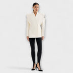 Emma - Kremfarget skulpturell skulderblazer
