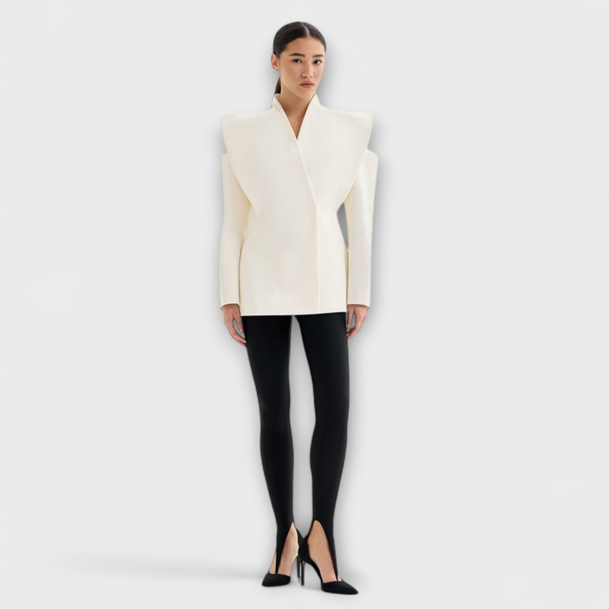 Emma - Kremfarget skulpturell skulderblazer