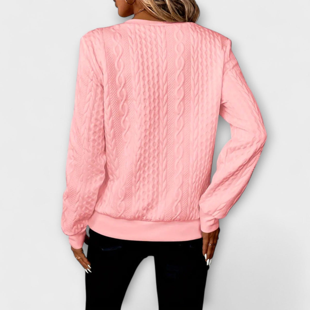 Wenche - Hvit elegant strikkegenser med flettemønster