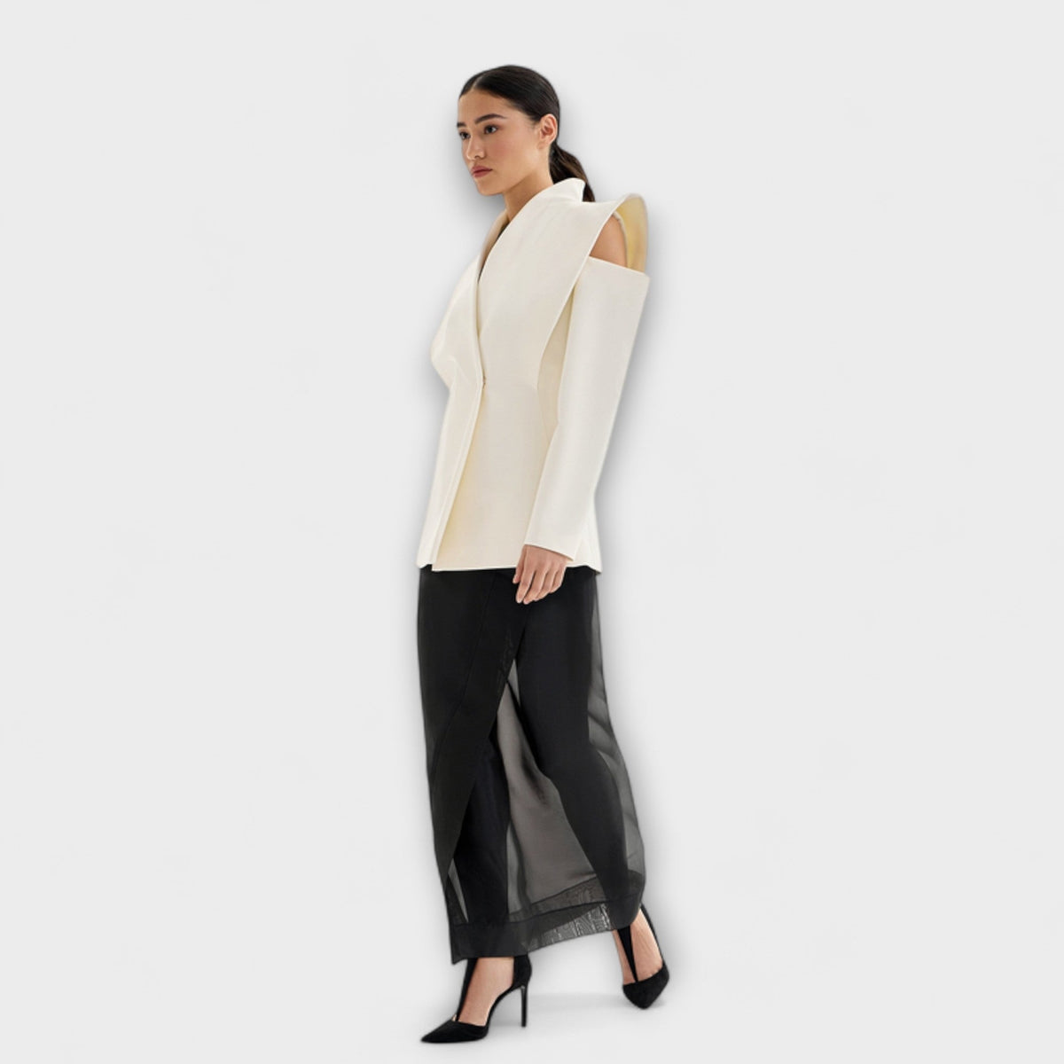 Emma - Kremfarget skulpturell skulderblazer