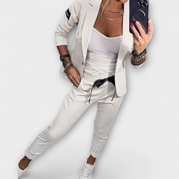 Herborg - Beige sett med topp, blazer og bukser