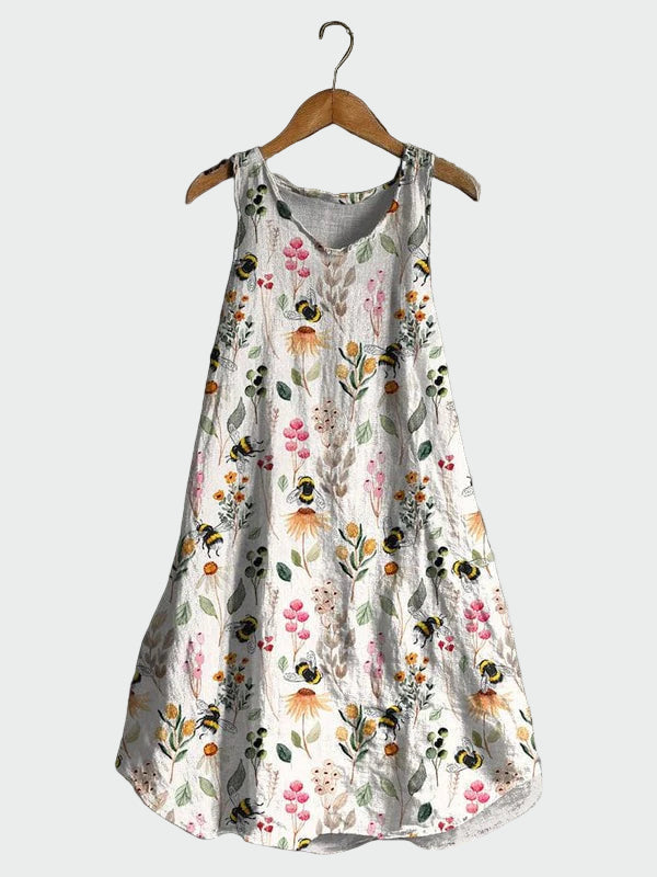 Tordis - Hvit kjole med bier og blomster