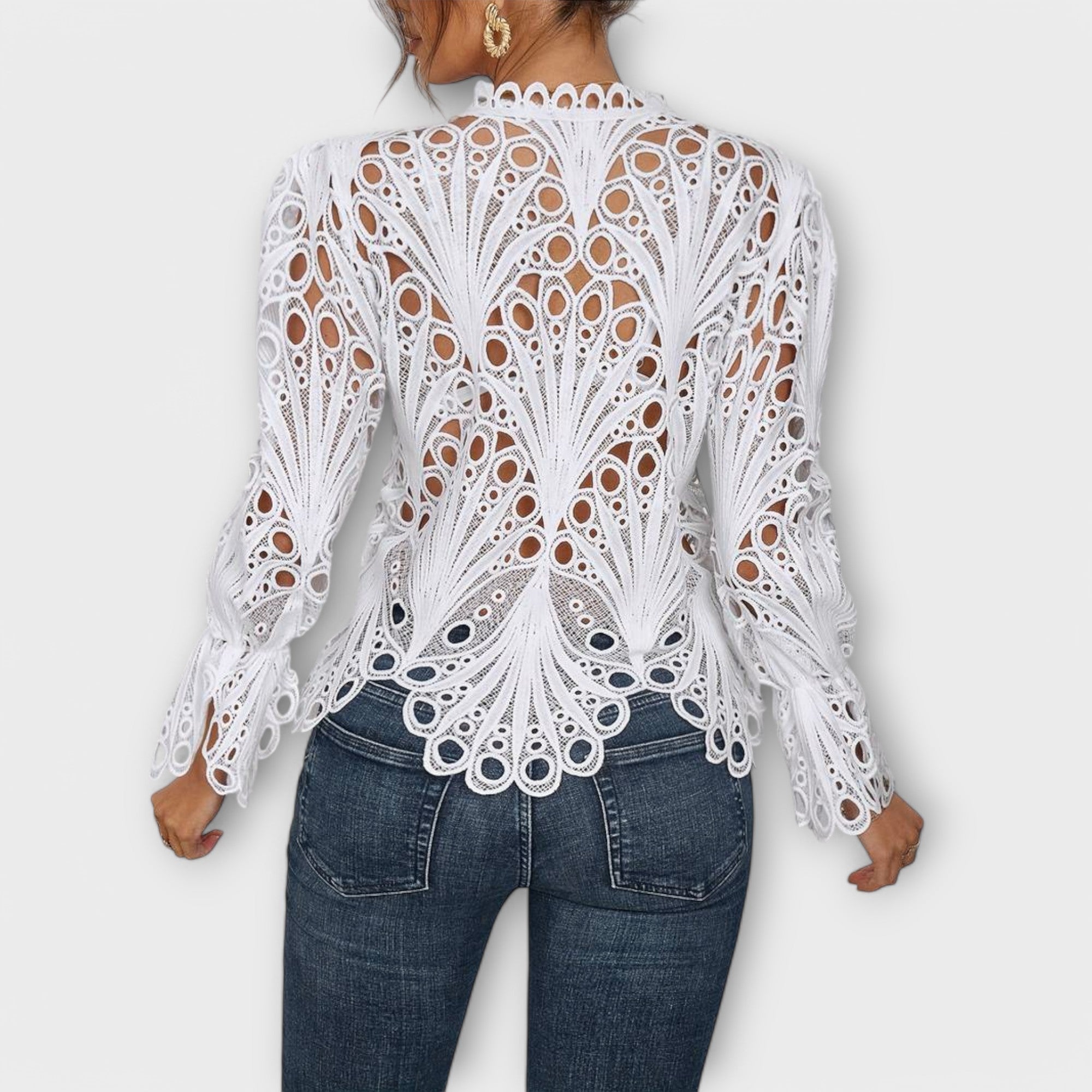 Bodil - Hvit asymmetrisk bluse med blonder