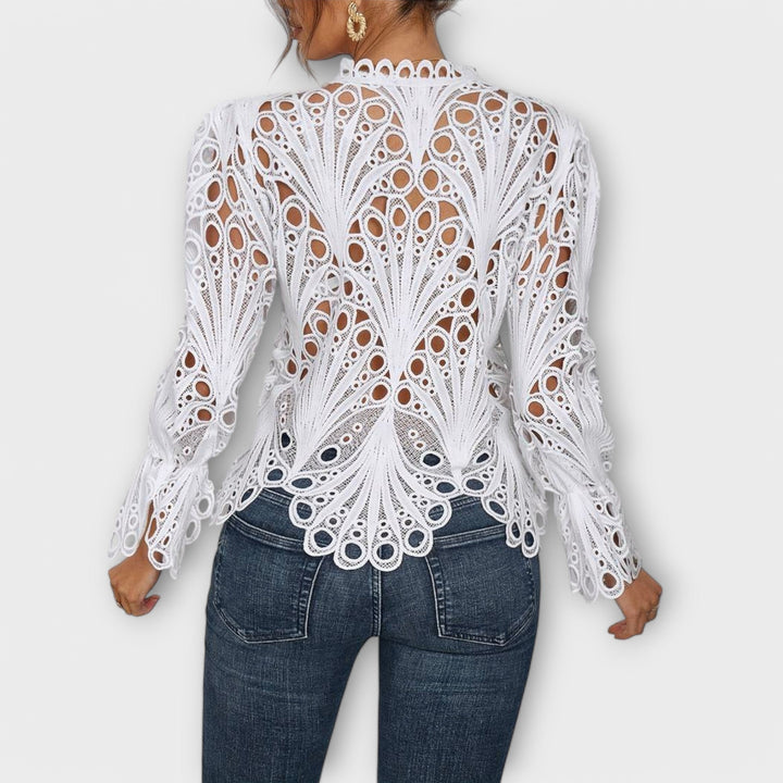 Bodil - Hvit asymmetrisk bluse med blonder