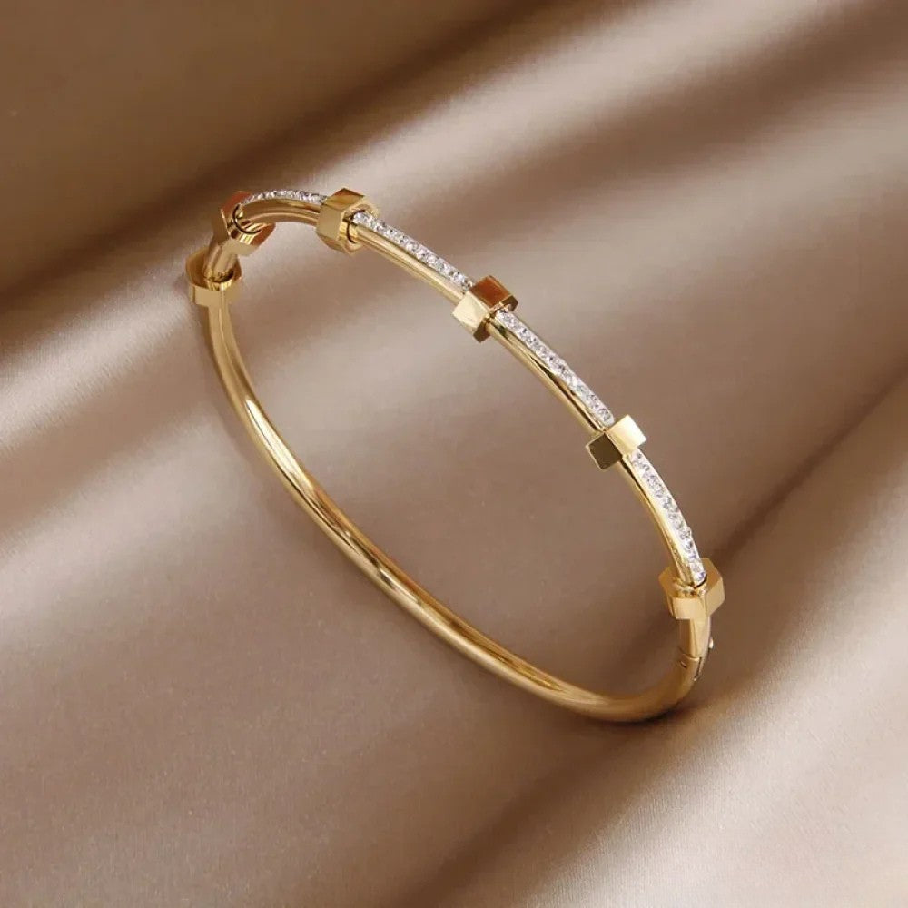 Marit - Elegant gullfarget armbånd i lyst mønster