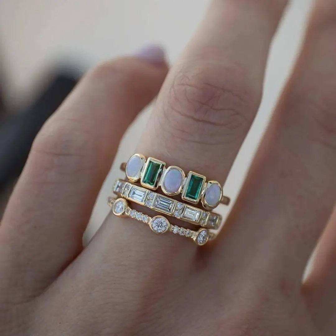 Elin - Nostalgisk ringer med hvit og grønn opal