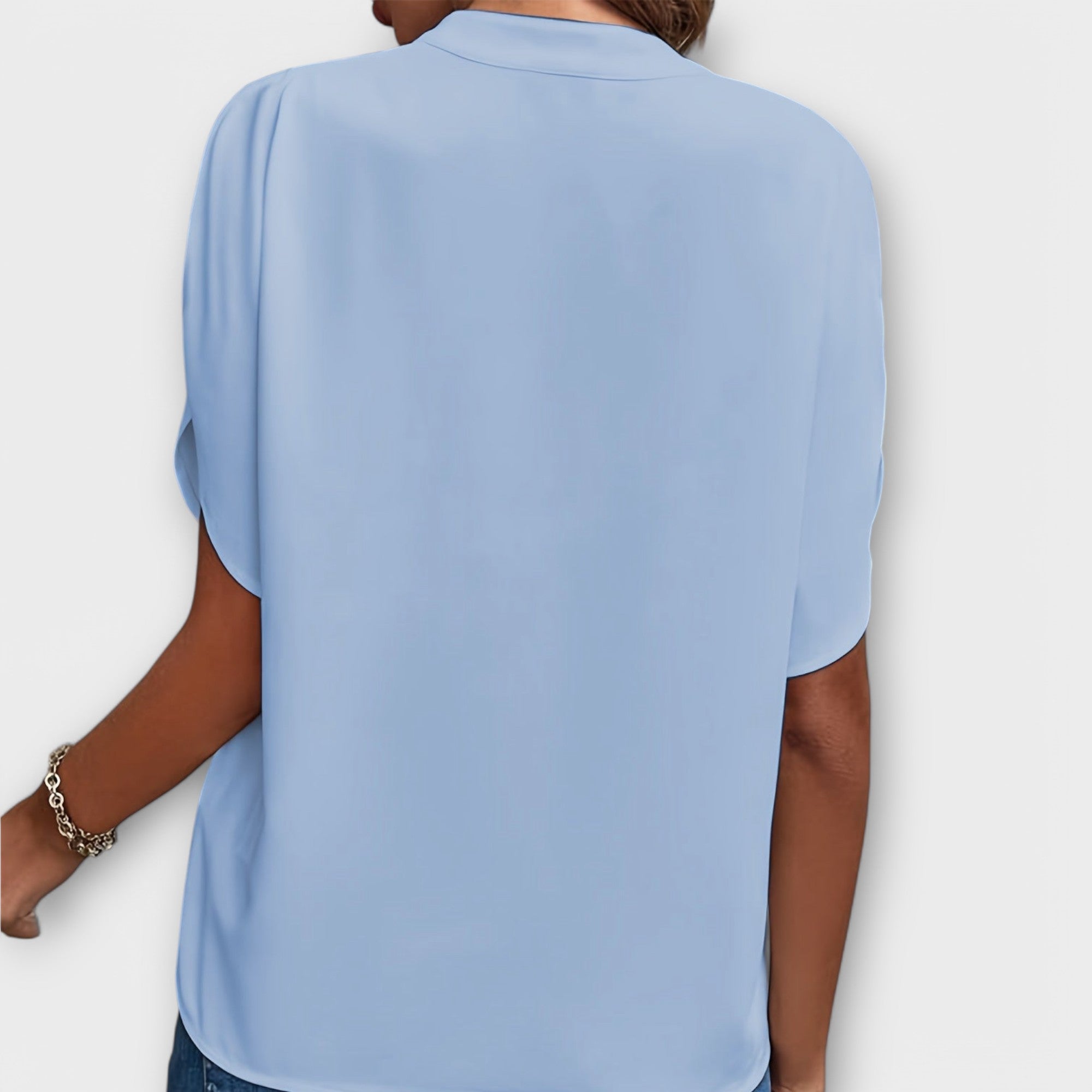 Tordis - Hvit lett bluse med V-hals