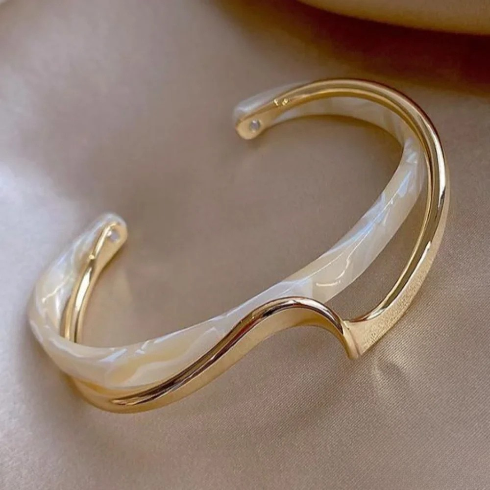 Jorunnhild - Elegant gullfarget armbånd med hvit opal