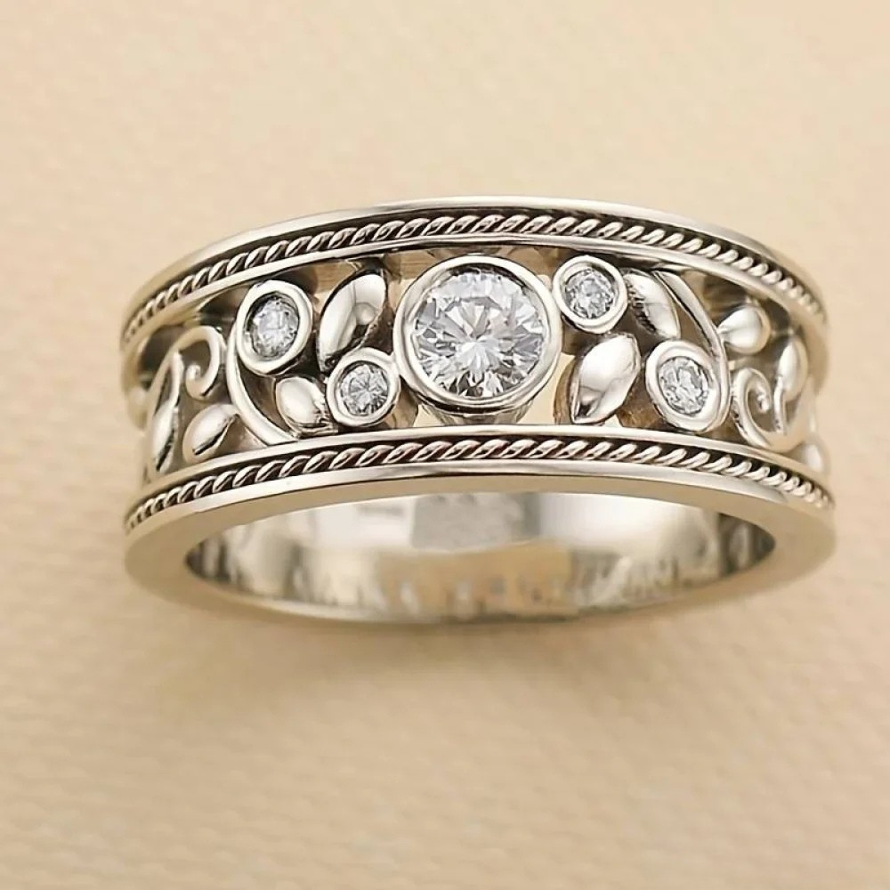 Tuva - Antikk Ring med lysende Stein