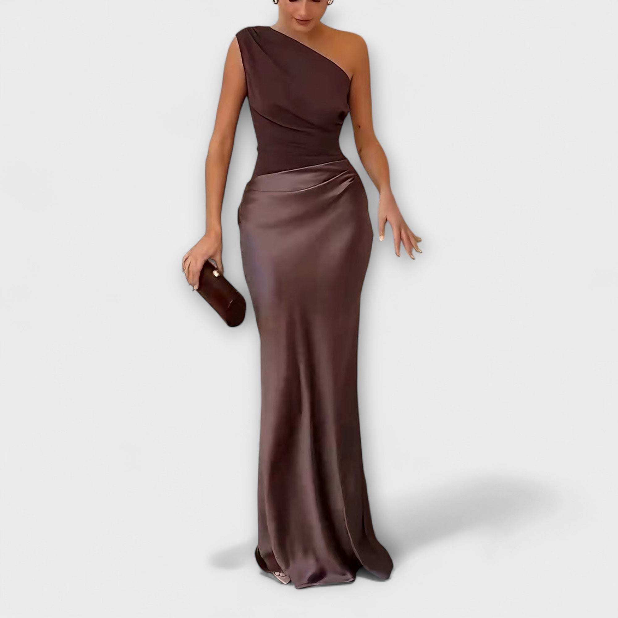 Petra - Elegant brunt én-skuldret plissert lang kjole