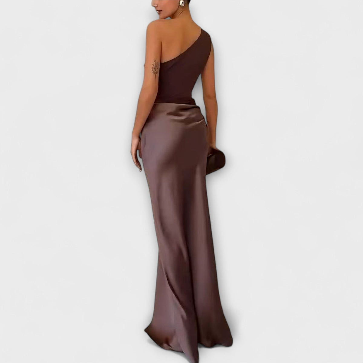 Petra - Elegant brunt én-skuldret plissert lang kjole
