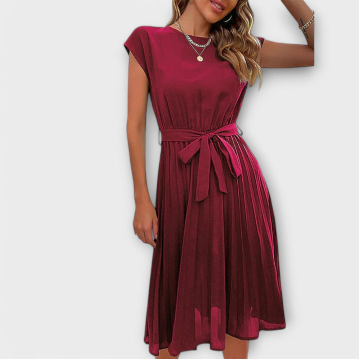 Andrea - Schwarzes, plissiertes knielanges Kleid mit Gürtel