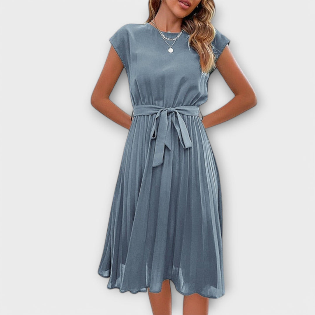 Andrea - Schwarzes, plissiertes knielanges Kleid mit Gürtel