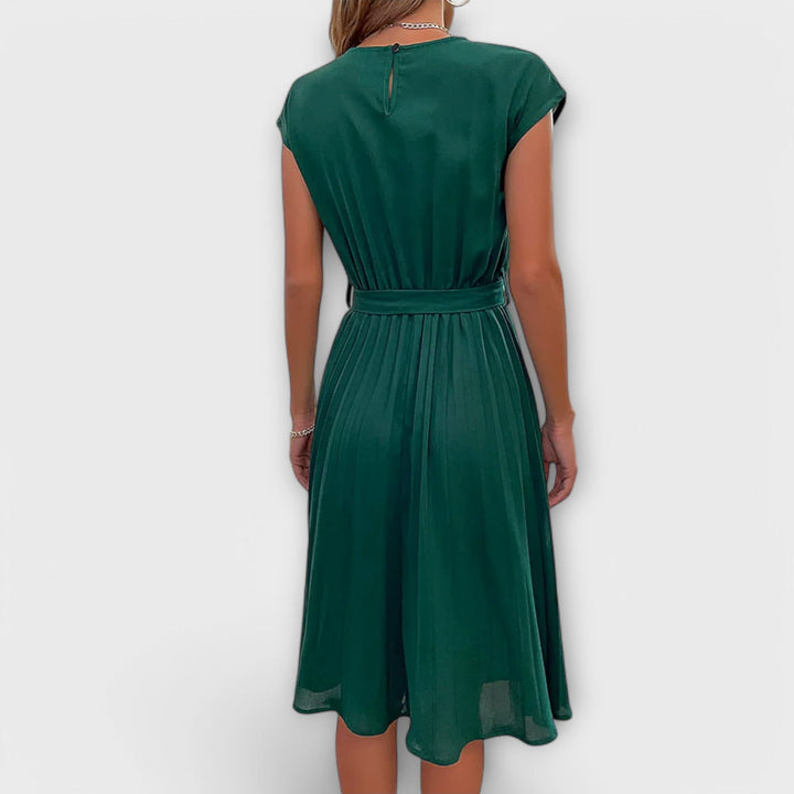 Andrea - Schwarzes, plissiertes knielanges Kleid mit Gürtel