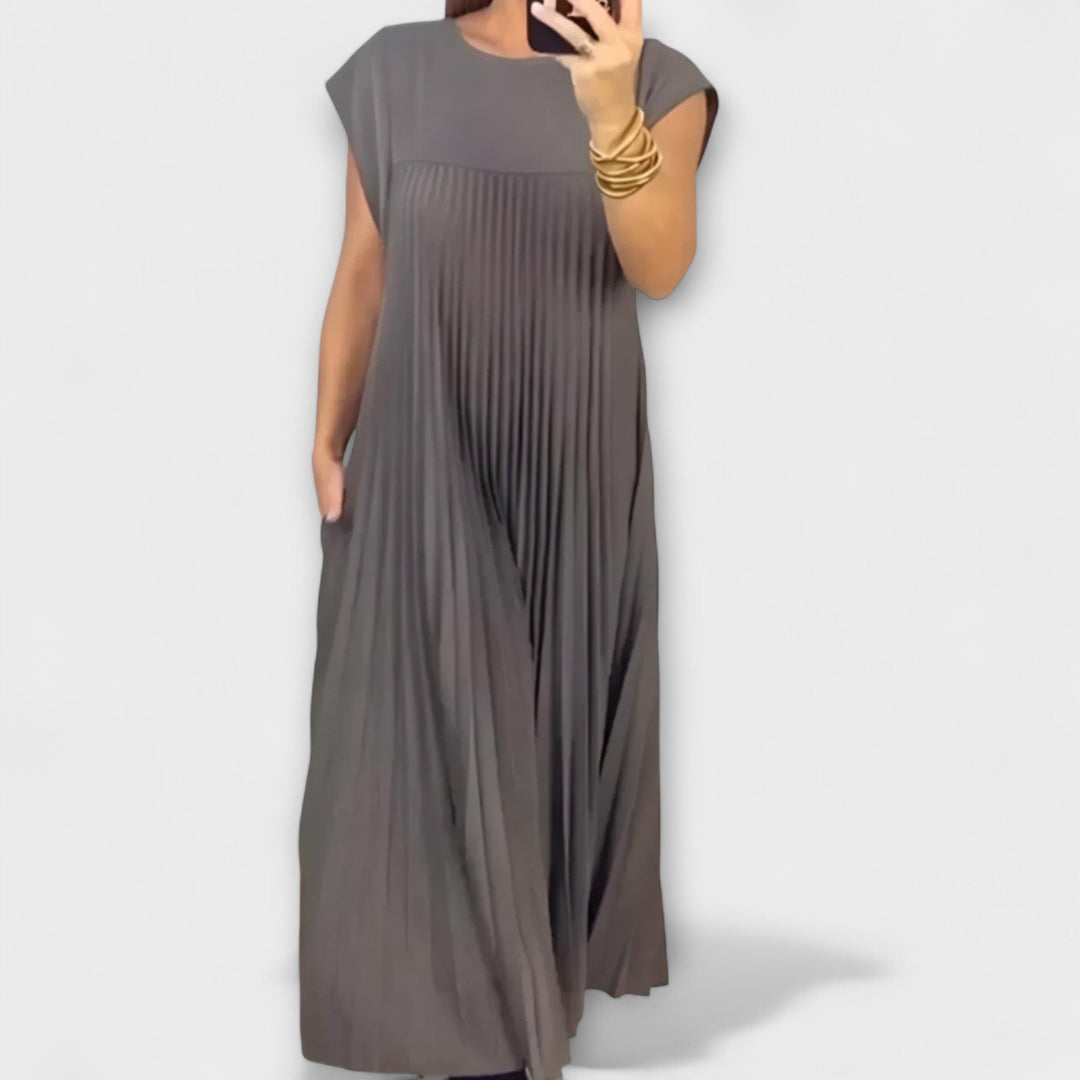 Iselin – Elegant svart plissé-kjole