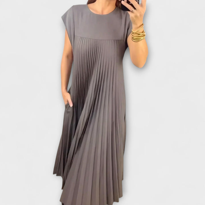 Iselin – Elegant svart plissé-kjole
