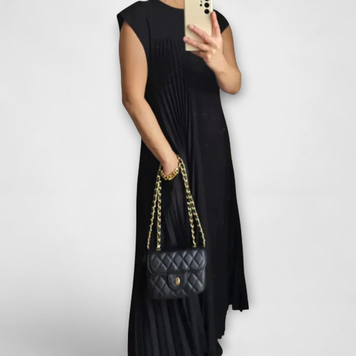 Iselin – Elegant svart plissé-kjole