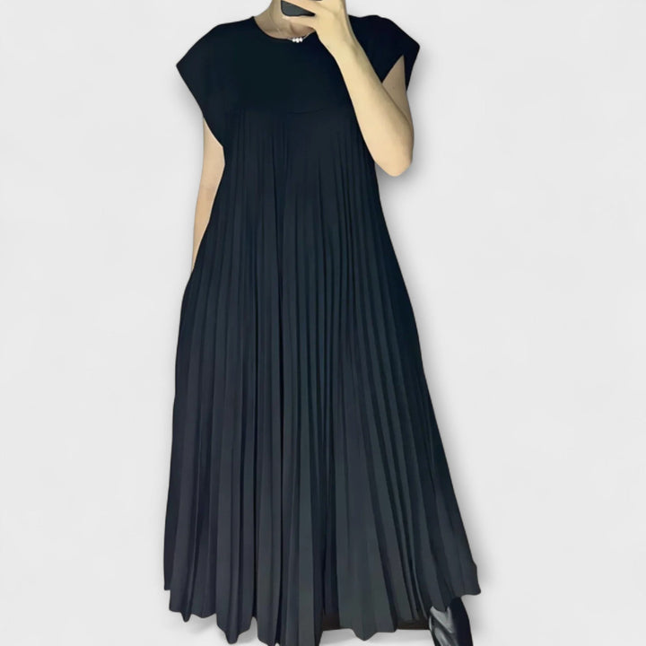 Iselin – Elegant svart plissé-kjole