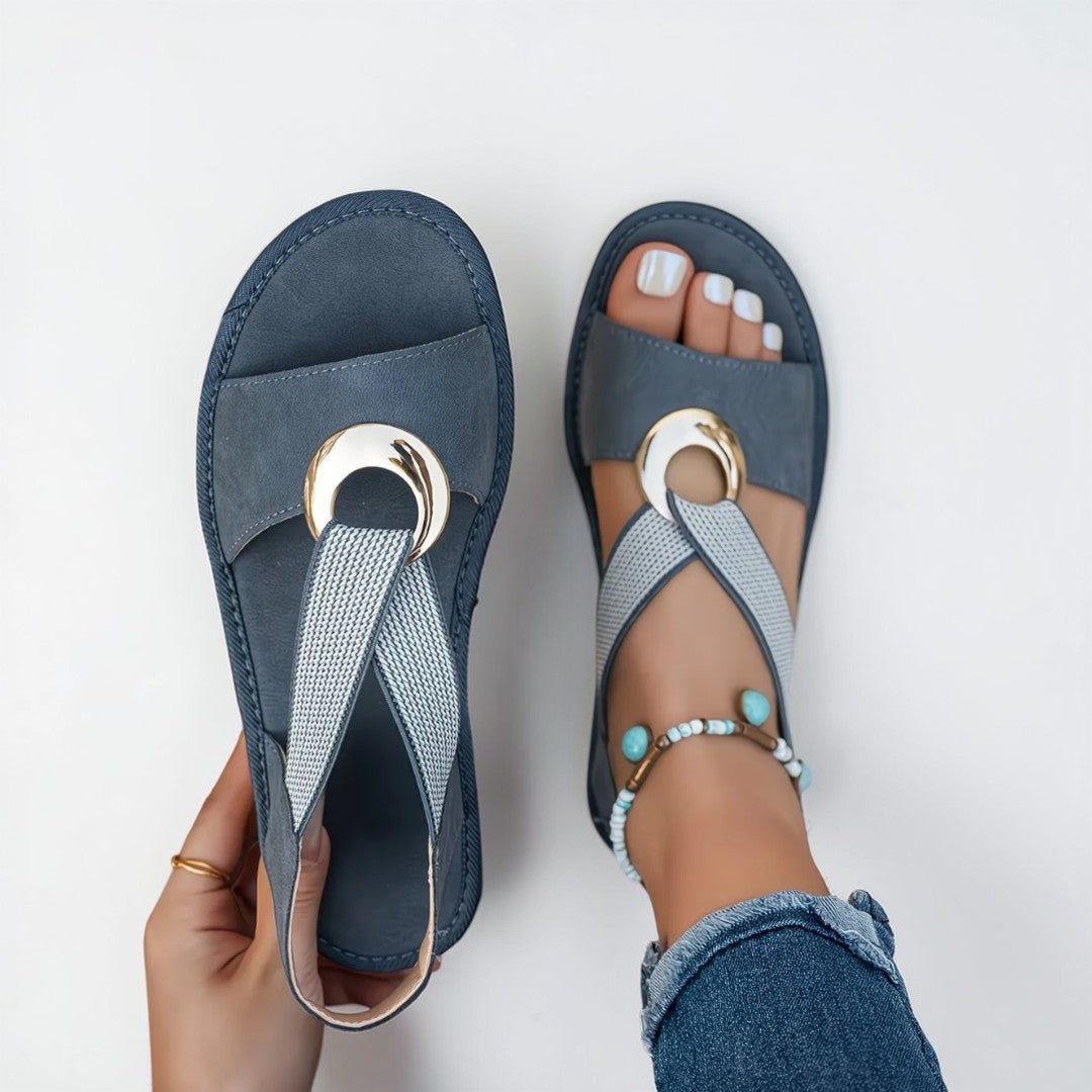 Torhild - Flate sandaler med metallspenne