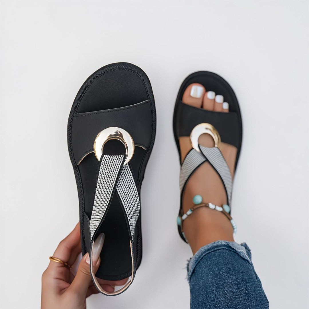 Torhild - Flate sandaler med metallspenne