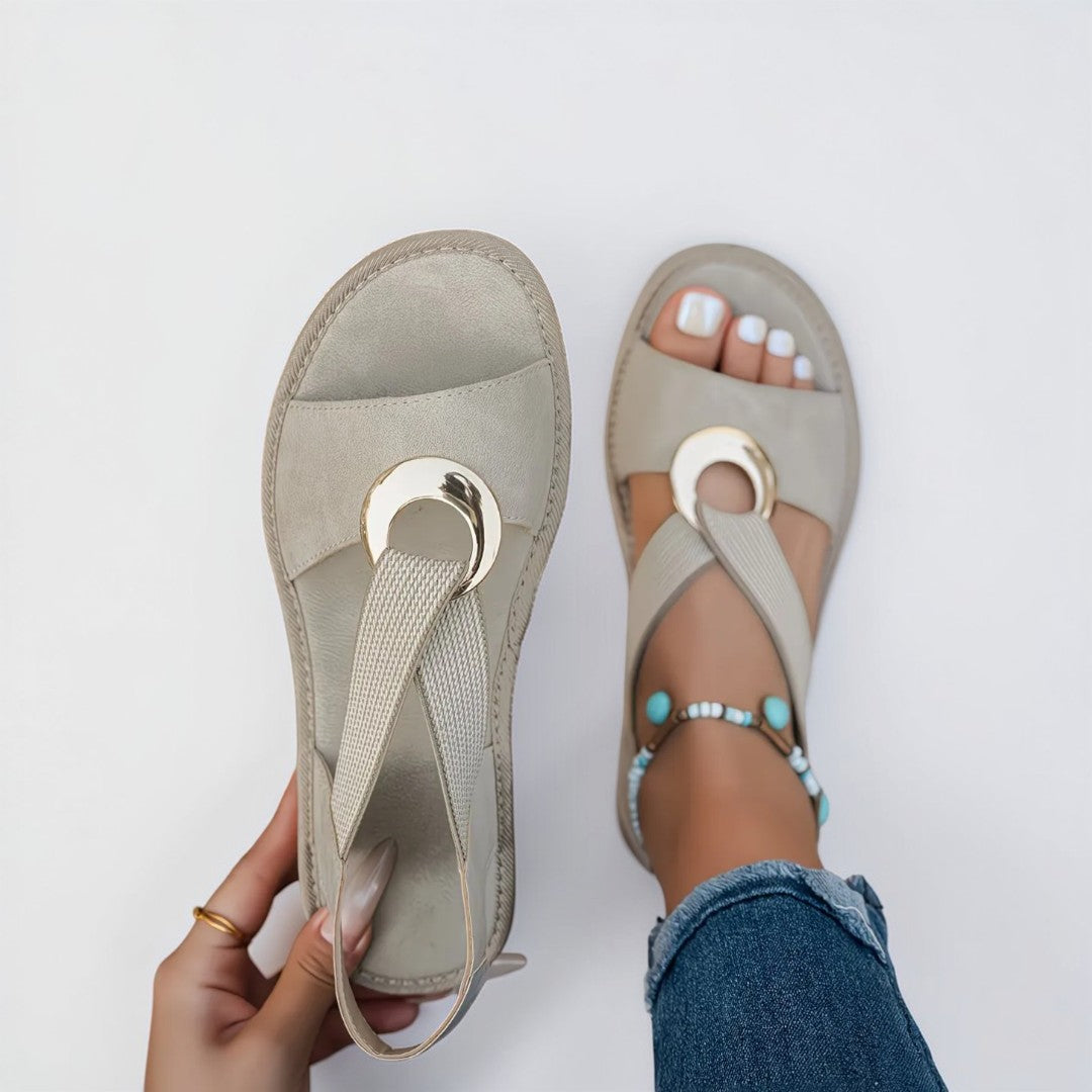 Torhild - Flate sandaler med metallspenne